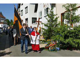 Fronleichnamsprozession durch die Straßen von Naumburg (Foto: Karl-Franz Thiede)